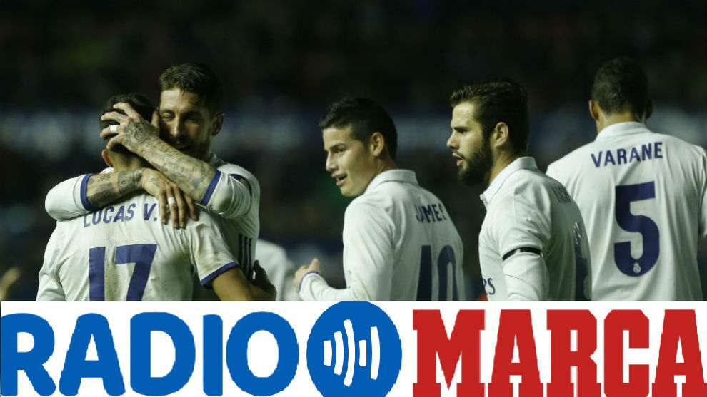 Los jugadores del Real Madrid celebran un gol en El Sadar