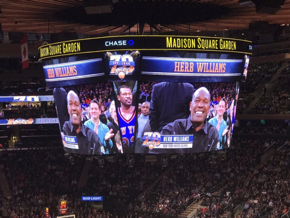 Herb Williams, ex jugador de los Knicks, en el videomarcador del...