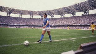 Maradona en un partido con en Npoles