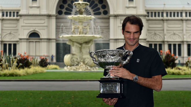 Roger Federer posa con el trofeo del Abierto de Australia