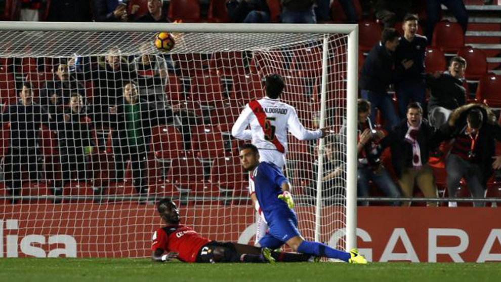 Lago Junior marca ante Gazzaniga el primer gol del Mallorca 2-1 Rayo.