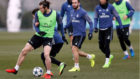 Bale trata de proteger un baln en el entrenamiento de esta maana.