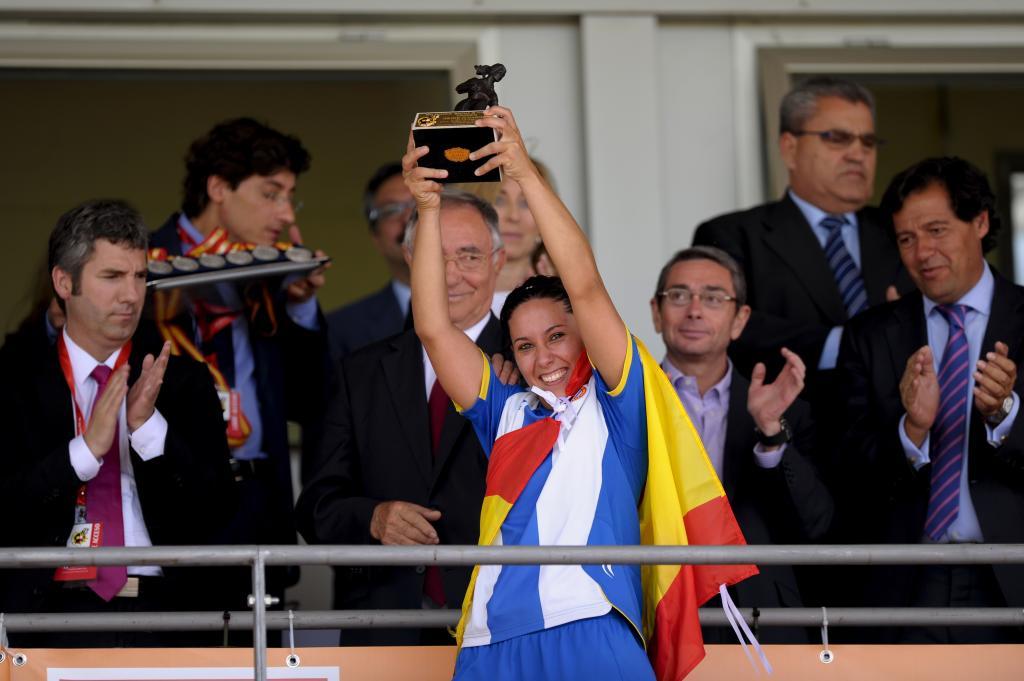 Mari Paz Vilas celebra la conquista de la Copa de la Reina con el...