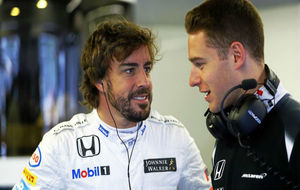 Alonso y Vandoorne charlan durante el GP de Canad de 2016.