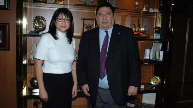 La presidenta del Valencia Layhoon Chan, con Victoriano Snchez...