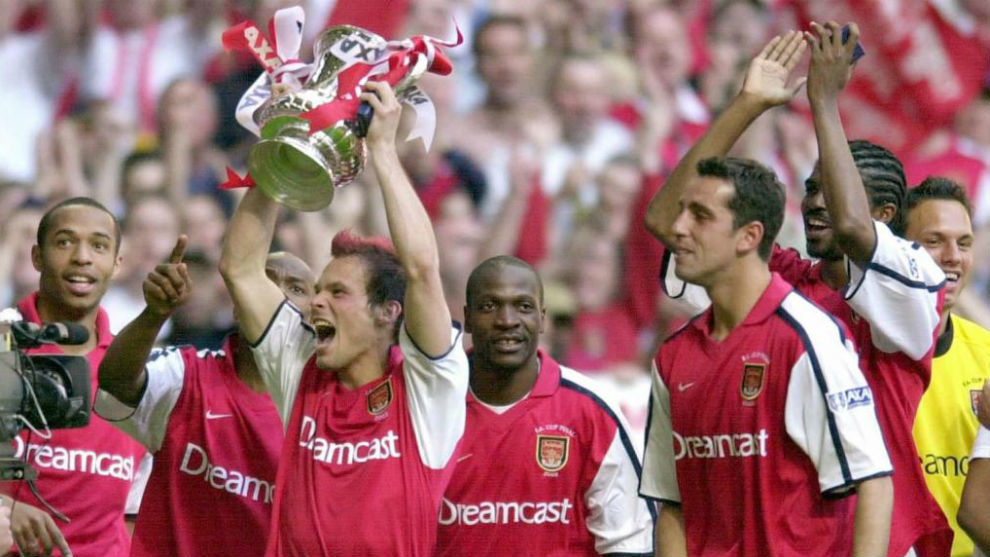 El Arsenal, con Fredrik Ljungberg a la cabeza, celebra la conquista de...