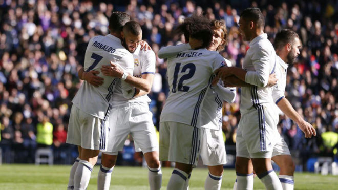 Los jugadores del Real Madrid se abrazan tras marcar un gol.