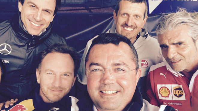 Boullier se hace un &apos;selfie&apos; con otros directores deportivos.
