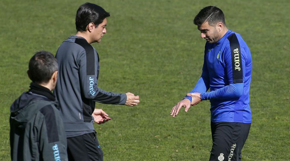 Reyes habla con el mdico del Espanyol, en el momento de la lesin.