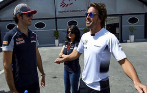 Sainz y Alonso bromean en el pasado GP de Europa de Bak.