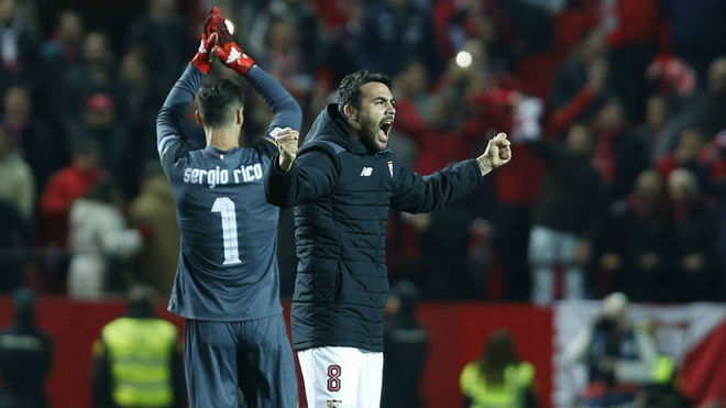 Vicente Iborra celebra junto a Sergio Rico el triunfo ante el Real...