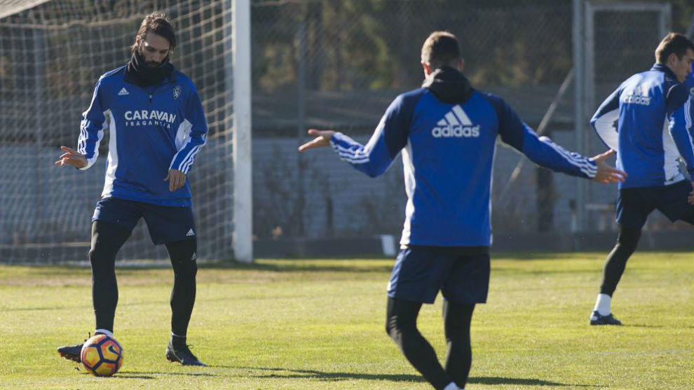 Samaras toca baln en un entrenamiento.