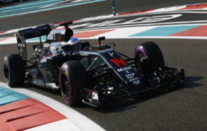 Alonso pilota el MP4-31 en el GP de Abu Dabi de 2016.
