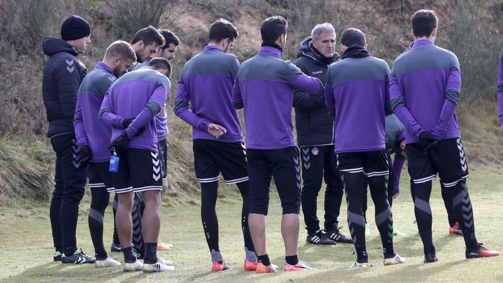 Los jugadores del Real Valladolid rodean a Paco Herrera durante un...