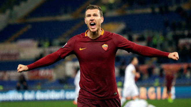 Edin Dzeko celebra un gol con la Roma.