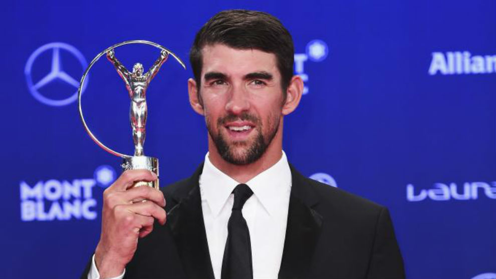Michael Phelps con su trofeo en los Premios Laureus 2017.