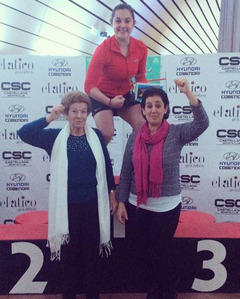 Cristina Gmez junto a su abuela y su madre tras ganar el Campeonato...