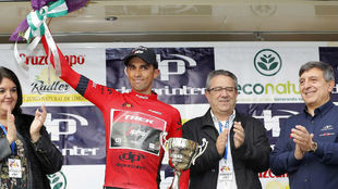 Alberto Contador saluda en Pea del guila como nuevo lder de la...