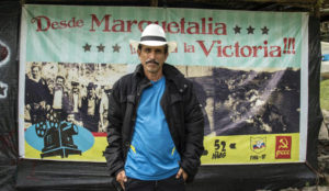 Walter Mendoza, comandante de las FARC, posa para MARCA