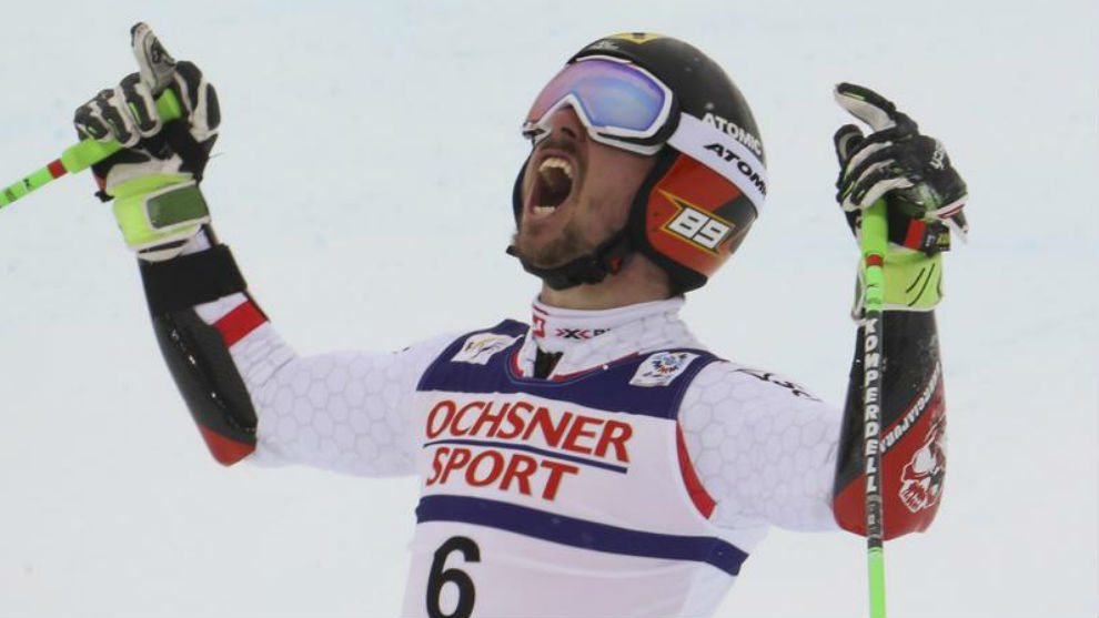 Marcel Hirscher celebra su victoria en St. Moritz.