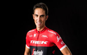 Alberto Contador posa para los medios grficos.