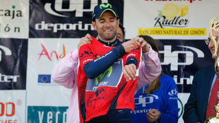 Valverde se enfunda el maillot de lder de la Vuelta a Andaluca.