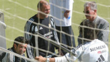 Zidane, con Figo y su padre en un entreno del Madrid en 2005