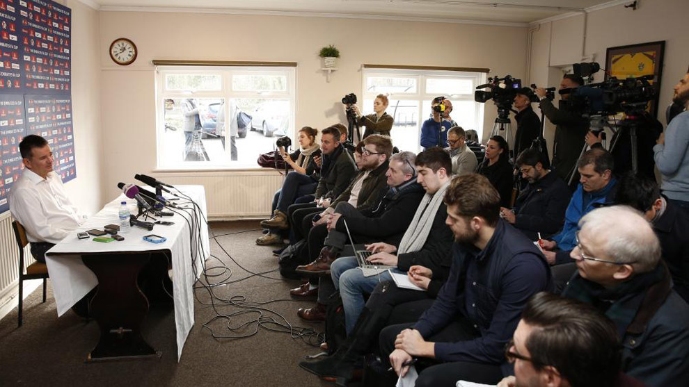Doswell dando una rueda de prensa previa a un partido de FA Cup.