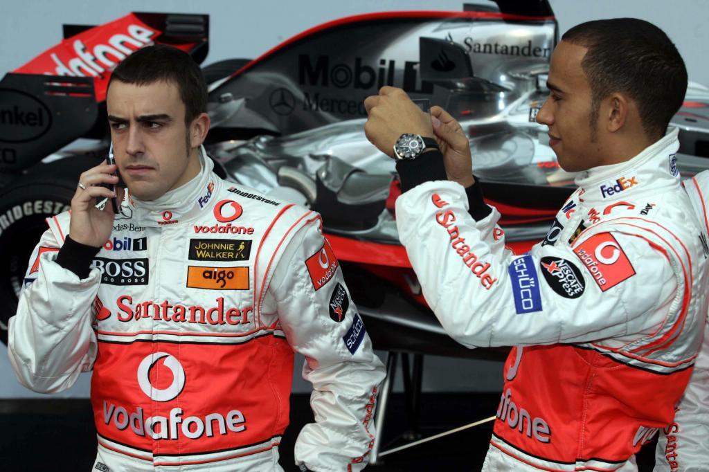Hamilton fotografía a Alonso durante la presentación del equipo...