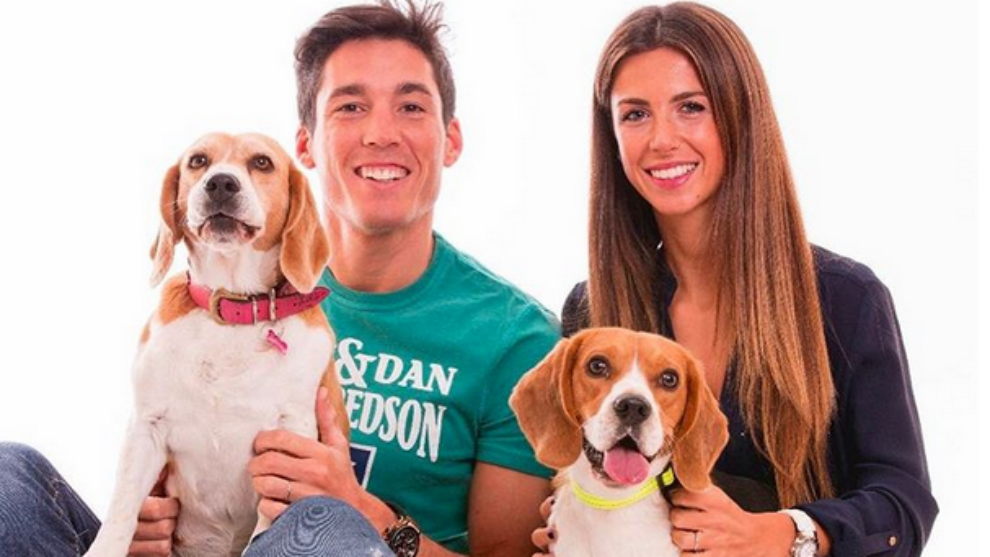 Aleix Espargar, con su mujer Laura Montero y sus dos perros.
