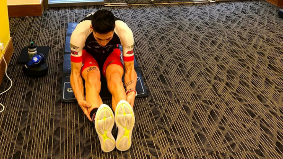 Aleix realiza ejercicios de estiramiento en Malasia.