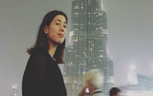 Garbie posa delante del Burj Khalifa de Dubai