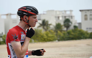 Ben Hermans se ajusta el casco antes de una etapa del Tour de Omn.