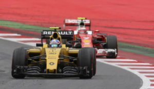 Jolyon Palmer por delante de Kimi Raikkonen durante la pasada...