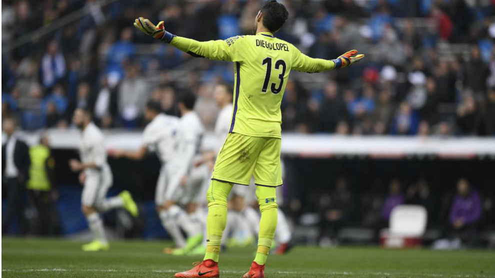 Diego Lpez lamenta el segundo gol del Real Madrid.