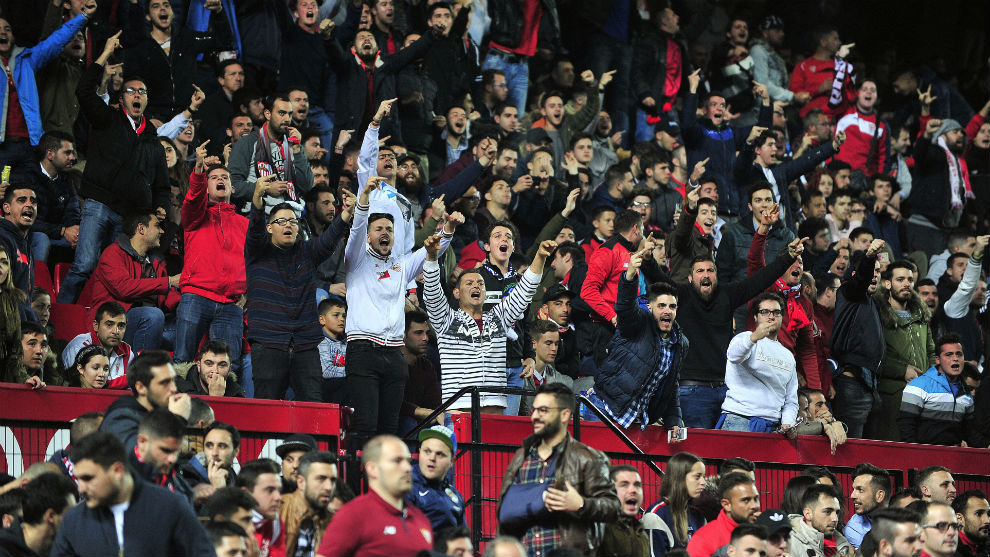 Aficionados del Sevilla, durante el partido frente al Eibar
