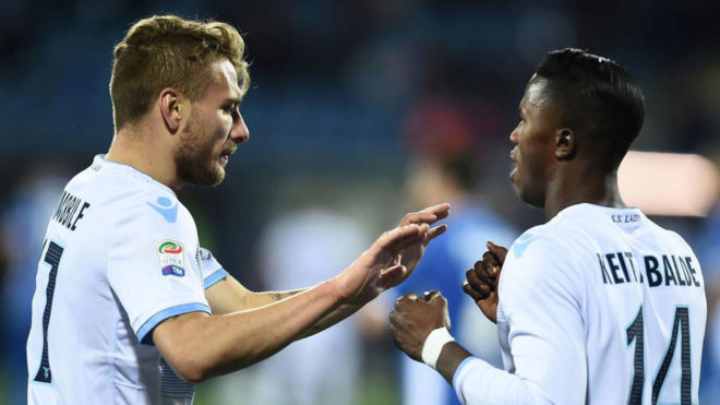 Immobile y Keita celebran uno de los goles de la Lazio