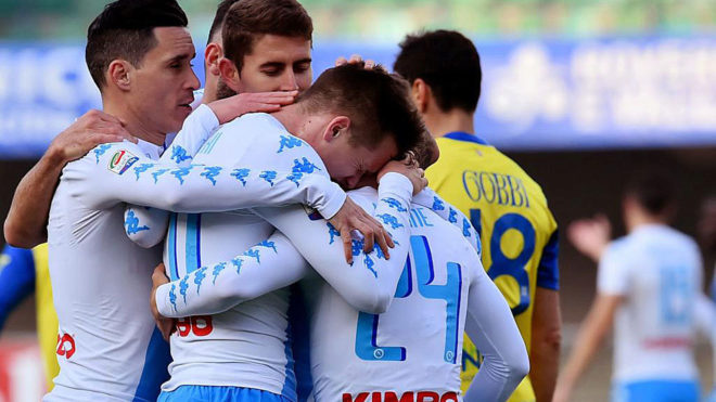 Los jugadores del Npoles celebran uno de sus goles al Chievo.