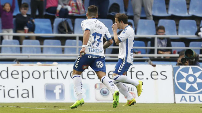 Aarn y Ral Cmara celebran el gol del triunfo del Tenerife ante...