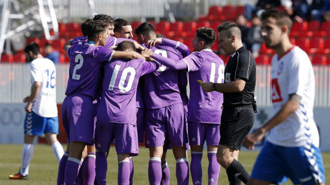 Los jugadores del Castilla celebran el gol de Valverde