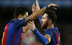 Luis Surez y Leo Messi se abrazan en la celebracin de un gol.
