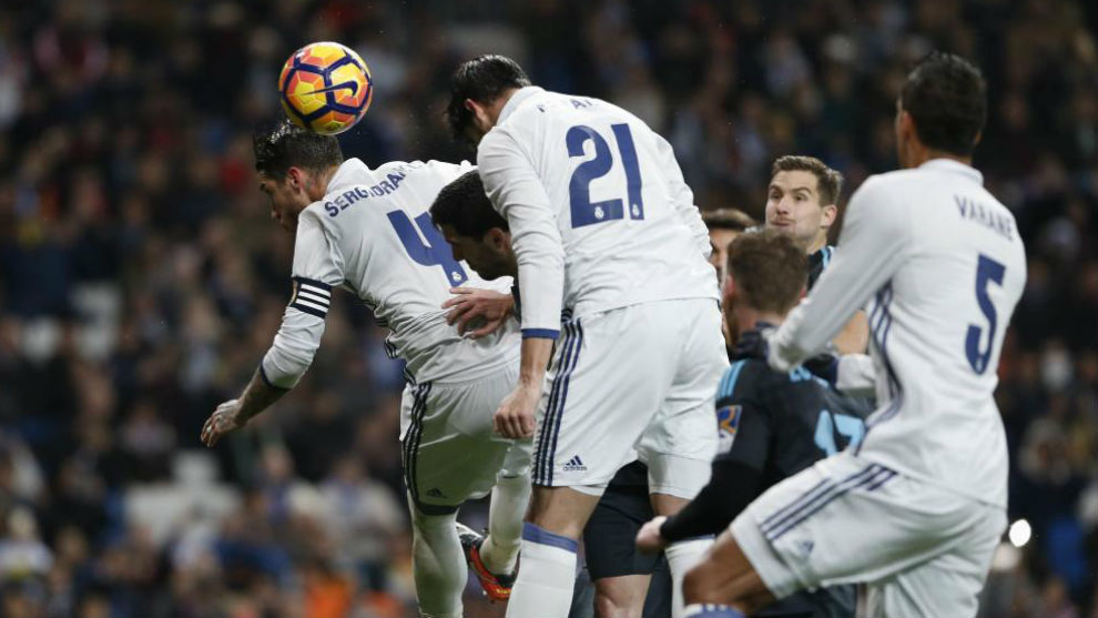 Ramos y Morata saltan para golpear un baln de cabeza