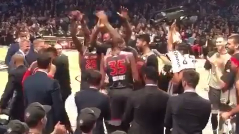 Los jugadores del Oeste celebrando la asistencia de Durant a Westbrook