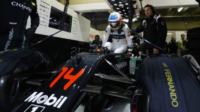 Alonso se mete en el &apos;cockpit&apos; de su McLaren en GP de Brasil de 2016.