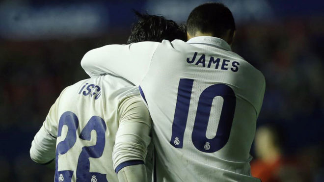 Isco y James celebran un gol ante el Osasuna.