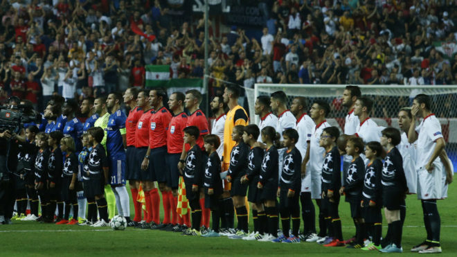 El Sevilla y el Olympique de Lyon posan antes del partido de...