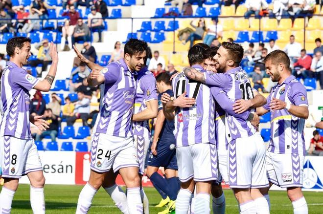 Los jugadores del Valladolid celebran un gol ante el UCAM la pasada...