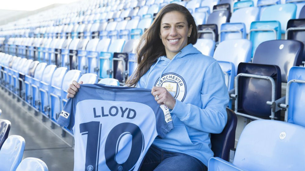 Carly Lloyd posa el da de su presentacin con el Manchester City.