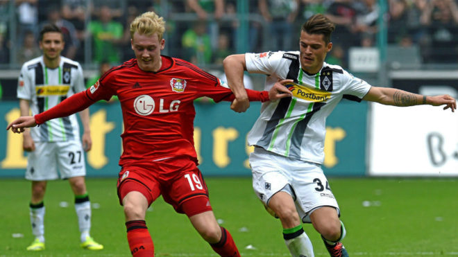 Granit Xhaka y Julian Brandt pelean por un baln en un  Borussia...