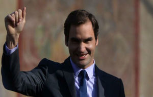 Federer saluda a la gente en Praga